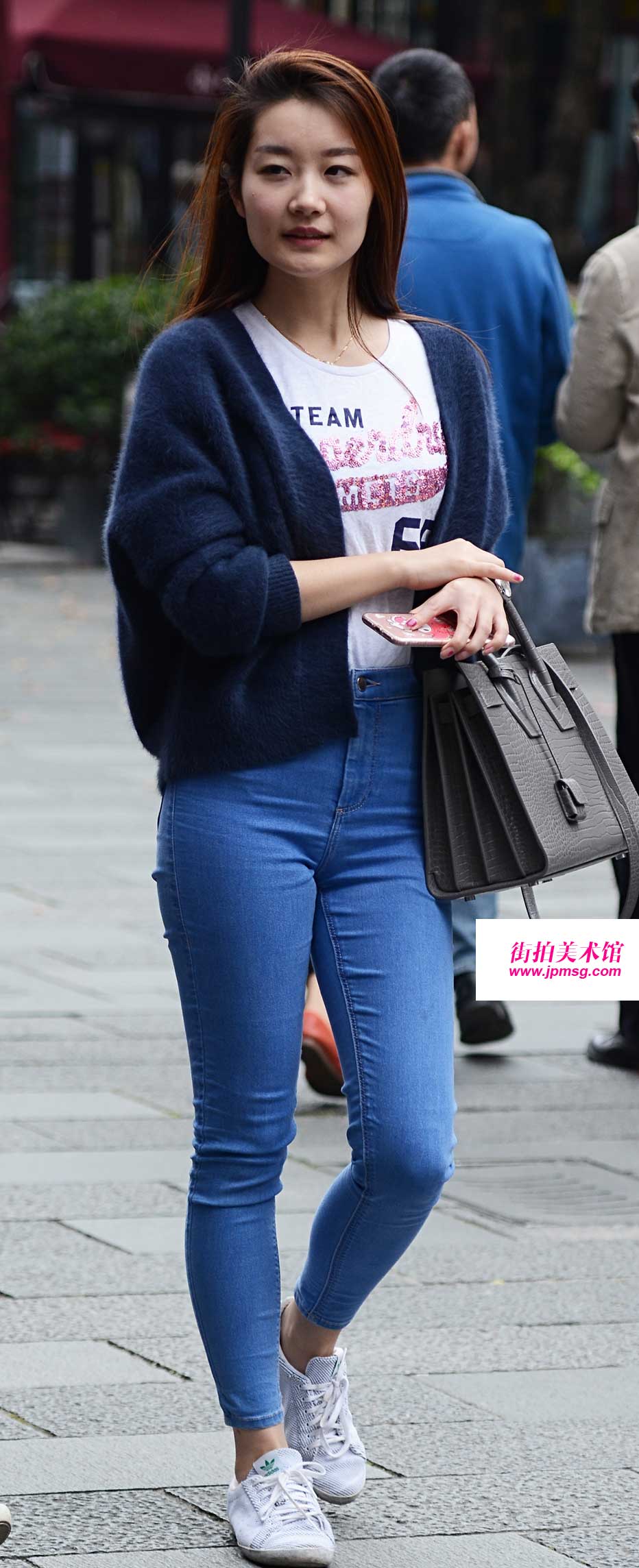 漂亮妹子斗胆露肥臀给你看让你起反响~屁股沟儿
