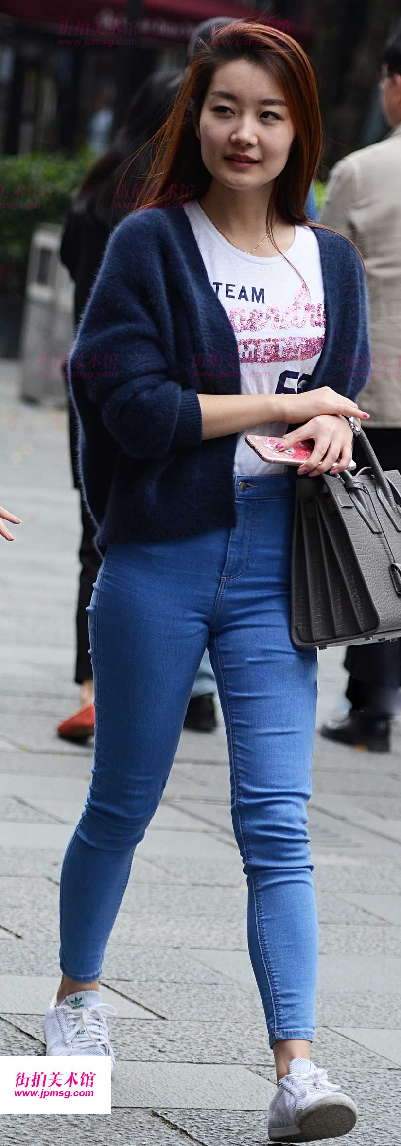 漂亮妹子斗胆露肥臀给你看让你起反响~屁股沟儿比乳沟还诱人