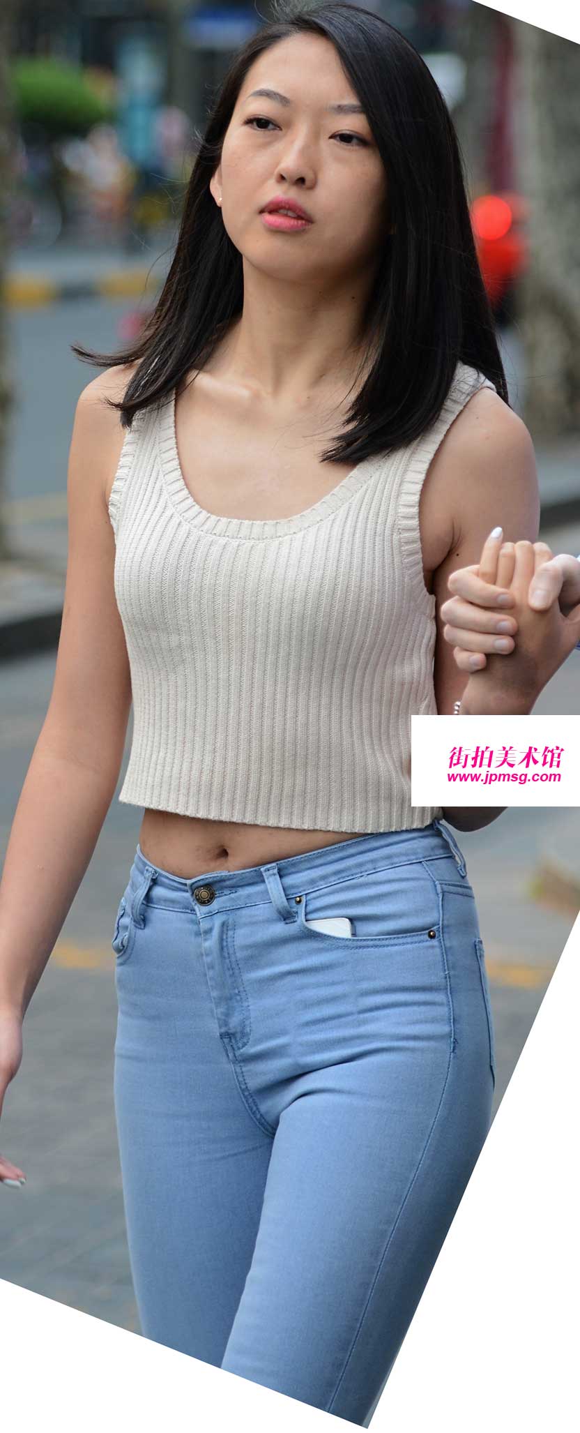 妹子你在玩啥呢身材肯定一流你这是想引起交通事故吧