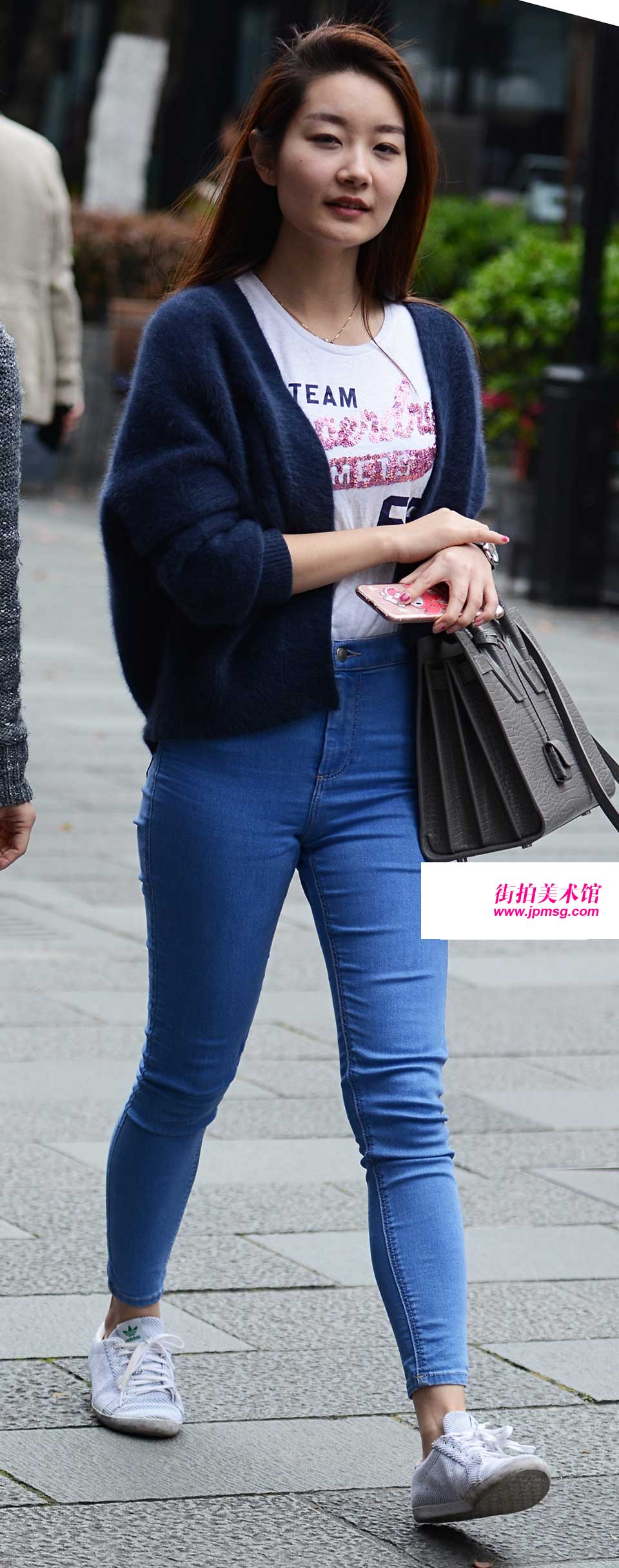 漂亮妹子斗胆露肥臀给你看让你起反响~屁股沟儿比乳沟还诱人