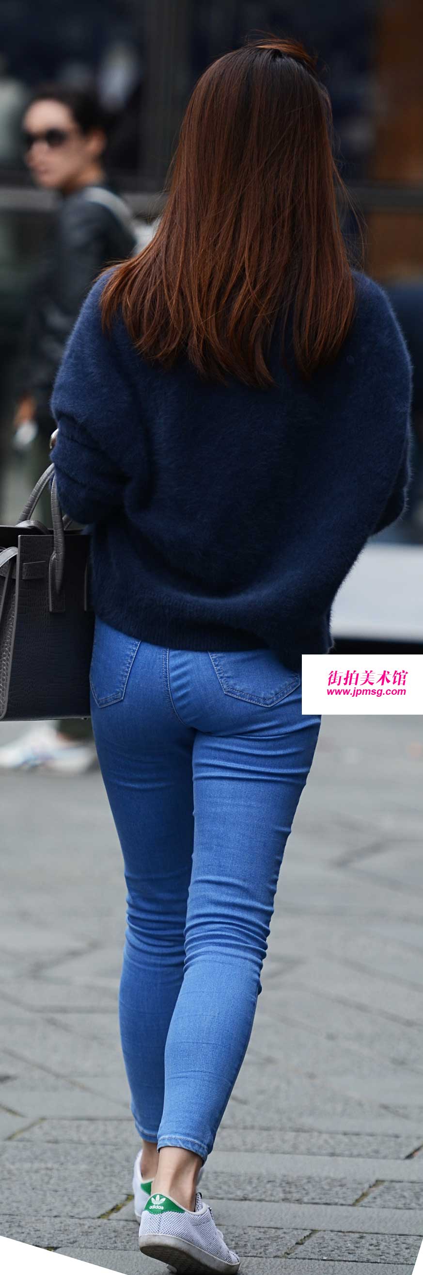 漂亮妹子斗胆露肥臀给你看让你起反响~屁股沟儿比乳沟还诱人