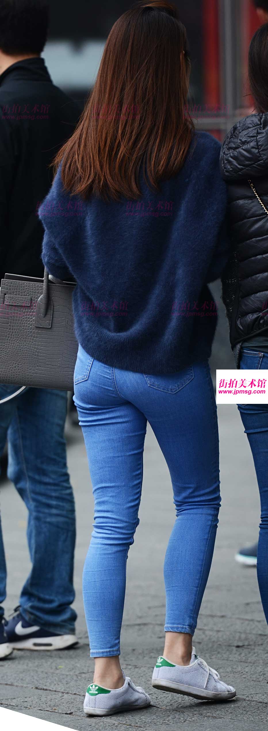 漂亮妹子斗胆露肥臀给你看让你起反响~屁股沟儿比乳沟还诱人