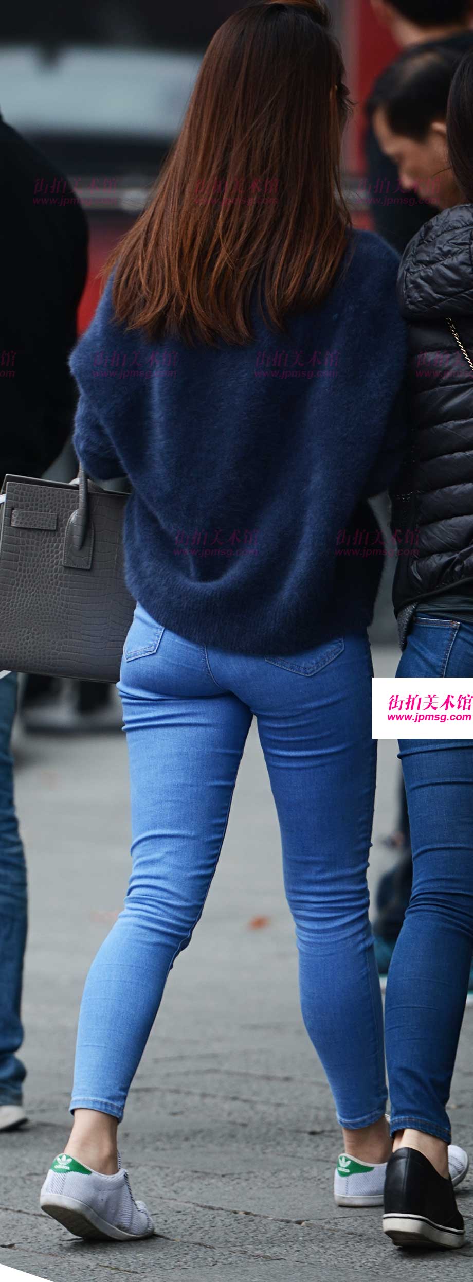 漂亮妹子斗胆露肥臀给你看让你起反响~屁股沟儿比乳沟还诱人