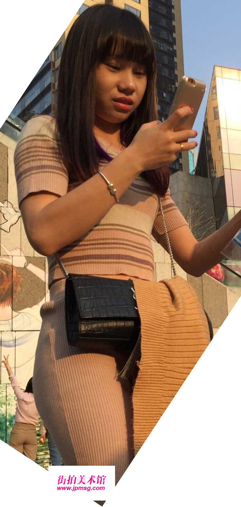 为何你们喜欢穿紧身裤,不觉得很骚嘛觉得很引诱很简单被男朋友什么的撩拨发生关系