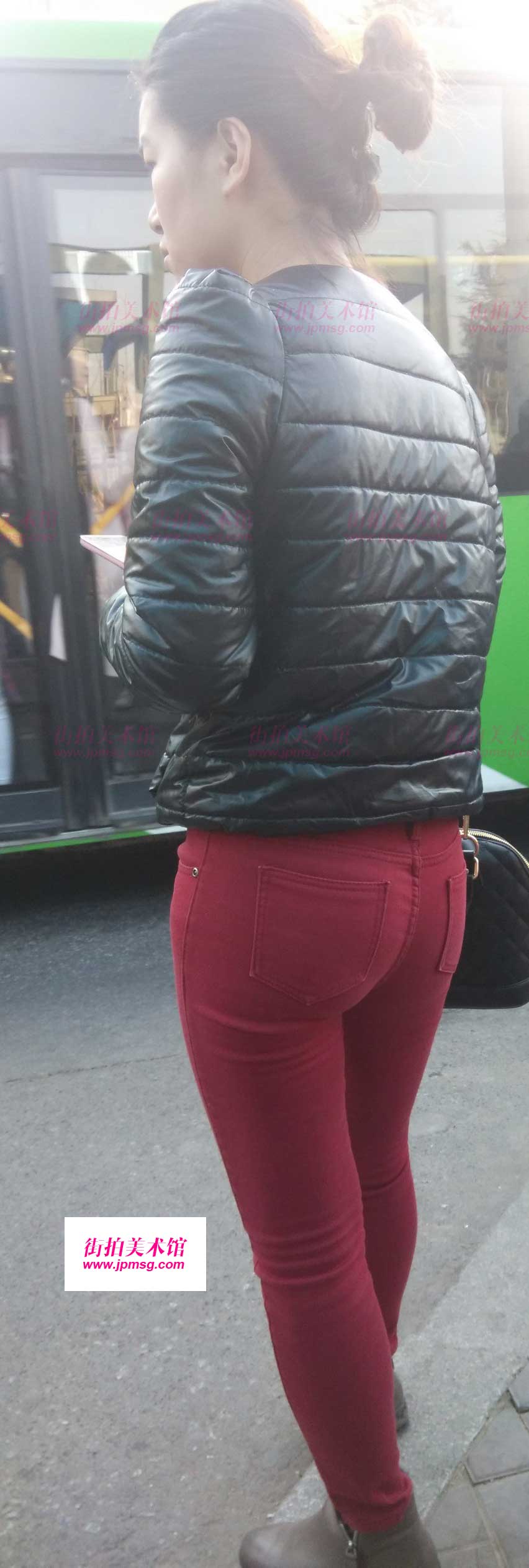 妹子红色牛仔裤性感闷骚