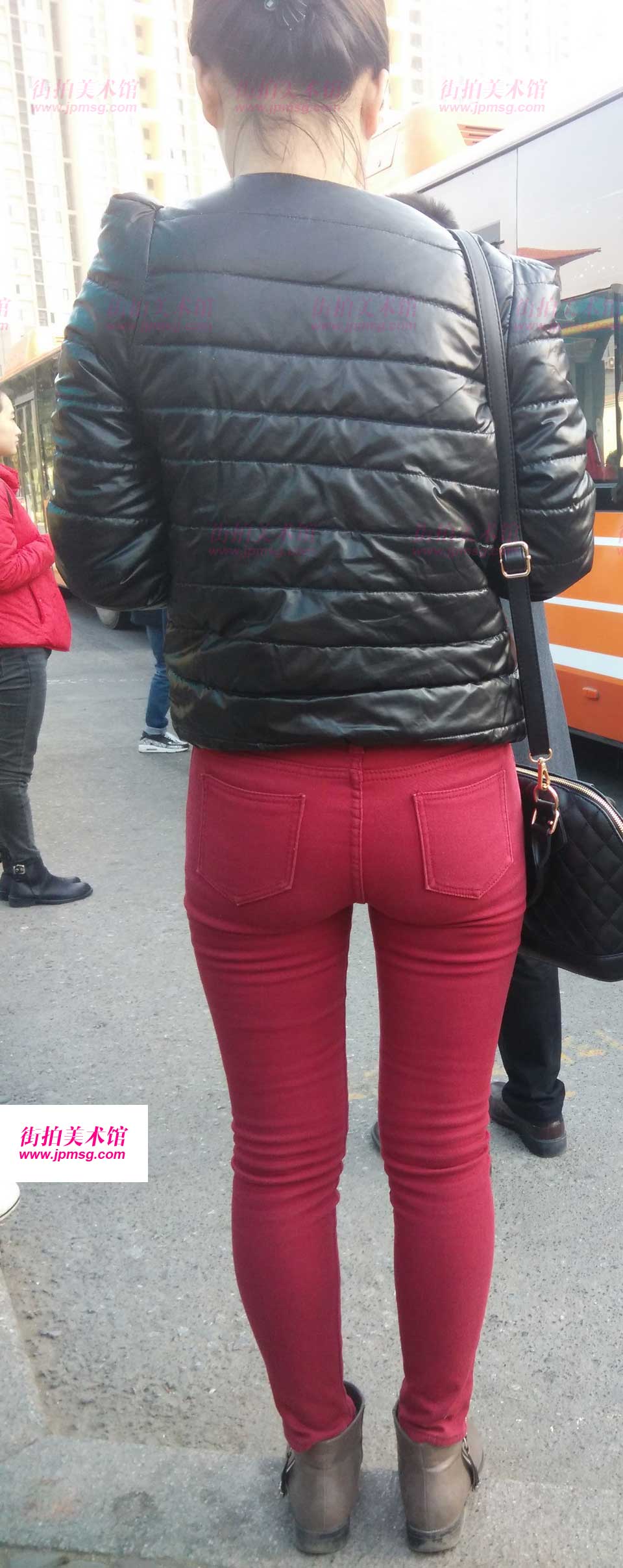 妹子红色牛仔裤性感闷骚