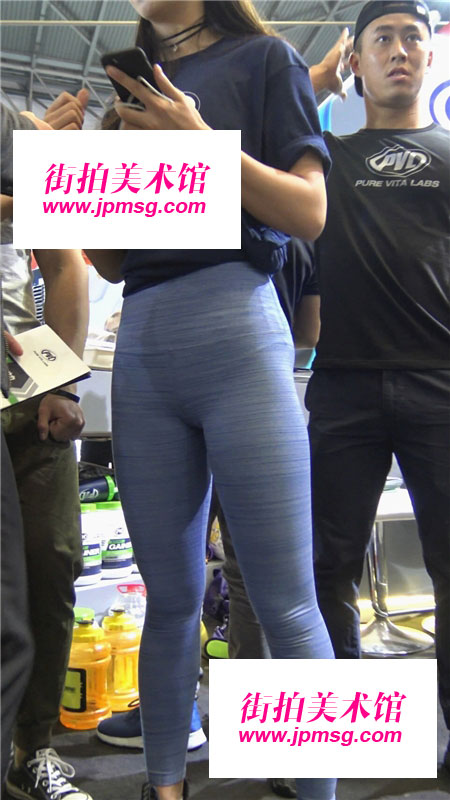 性感美女展示翘臀瑜伽裤子