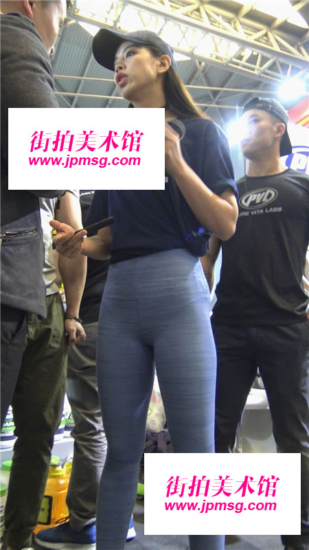性感美女展示翘臀瑜伽裤子