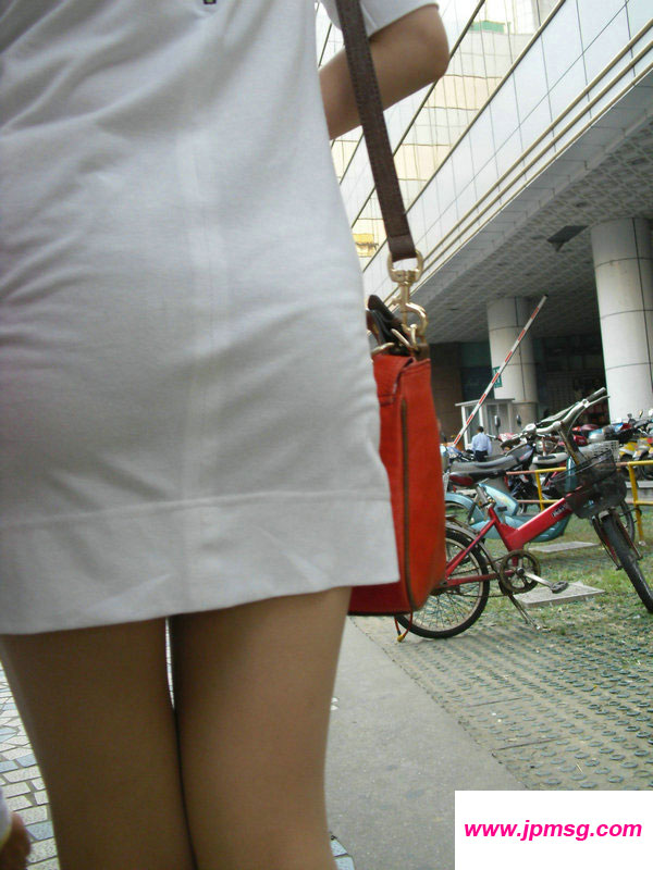 街拍紧身白色贴身包臀裙美臀美丽美女