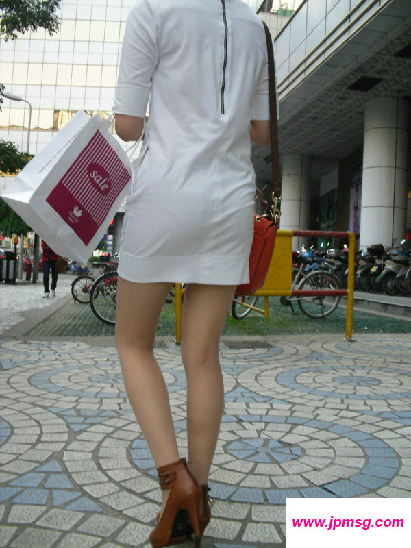 街拍紧身白色贴身包臀裙美臀美丽美女