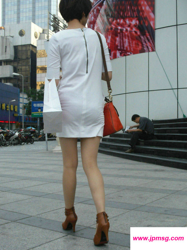 街拍紧身白色贴身包臀裙美臀美丽美女