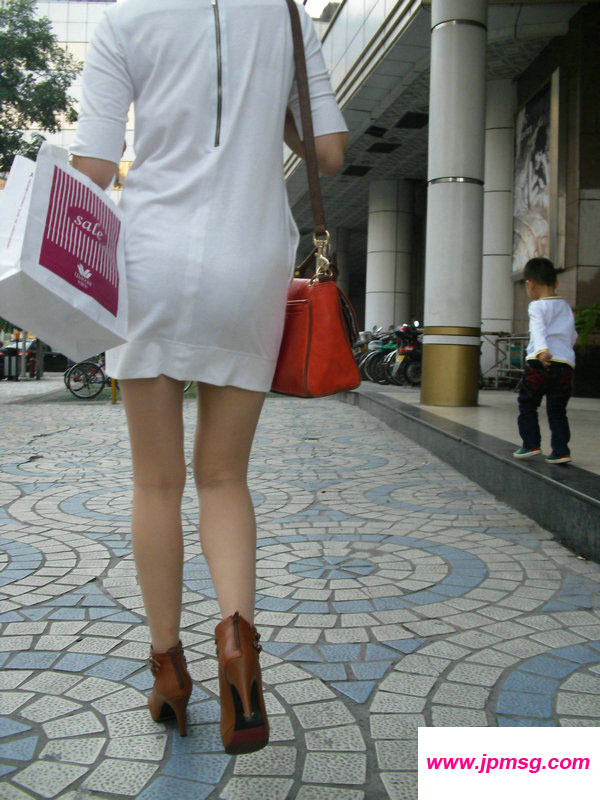 街拍紧身白色贴身包臀裙美臀美丽美女
