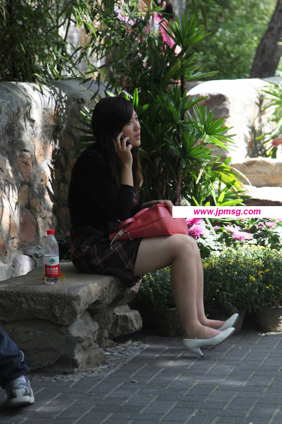 街拍温馨景色中的温婉美腿美女