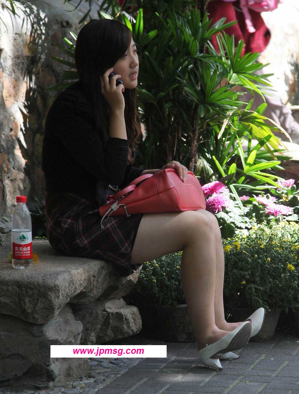 街拍温馨景色中的温婉美腿美女