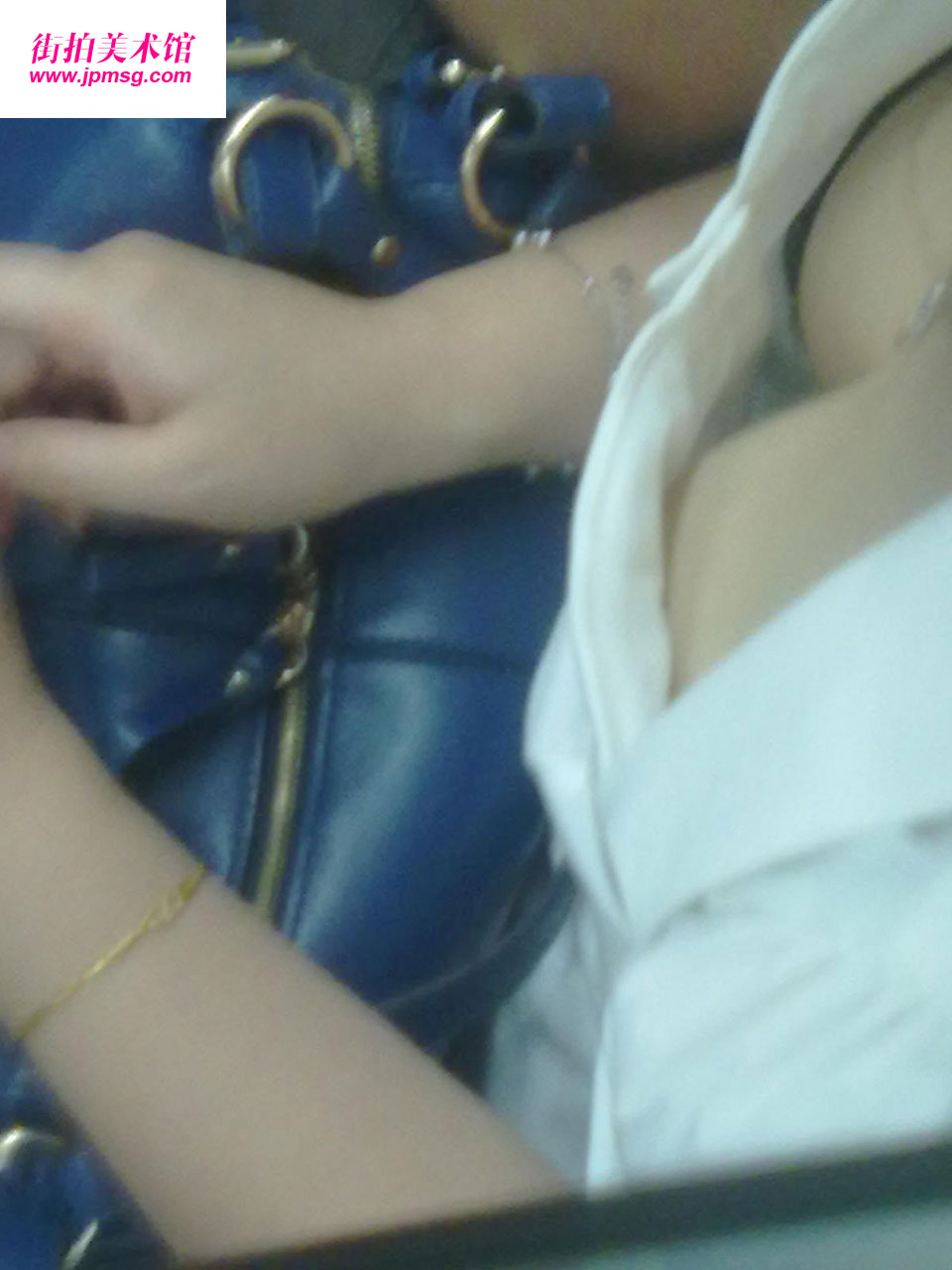 深圳地铁白衬衫爆乳美女