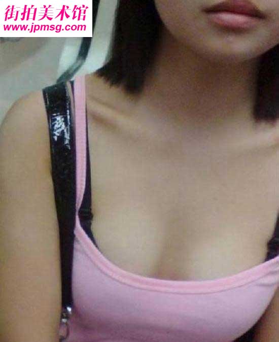 抓拍地铁上穿着爆露粉红低胸衣美女