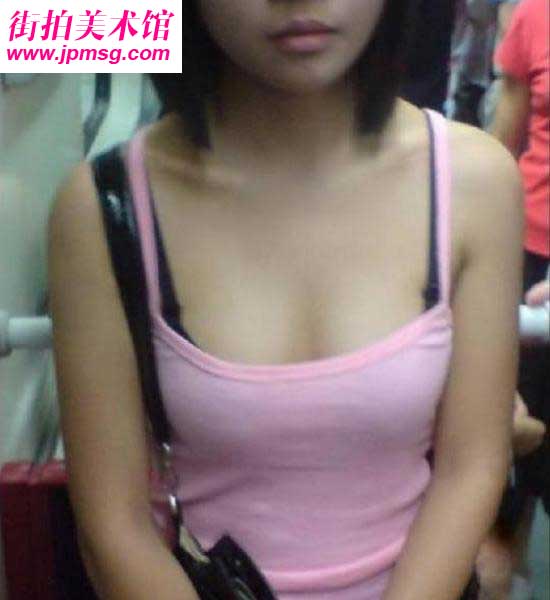 抓拍地铁上穿着爆露粉红低胸衣美女
