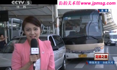 央视记者艾婷婷在采访中美胸爆乳抢镜头