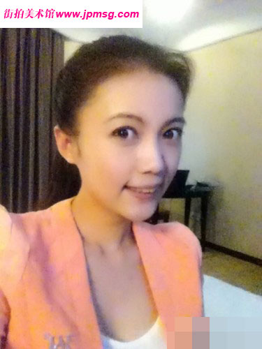 央视记者艾婷婷在采访中美胸爆乳抢镜头