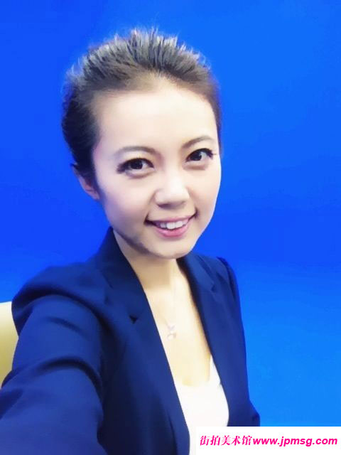 央视记者艾婷婷在采访中美胸爆乳抢镜头