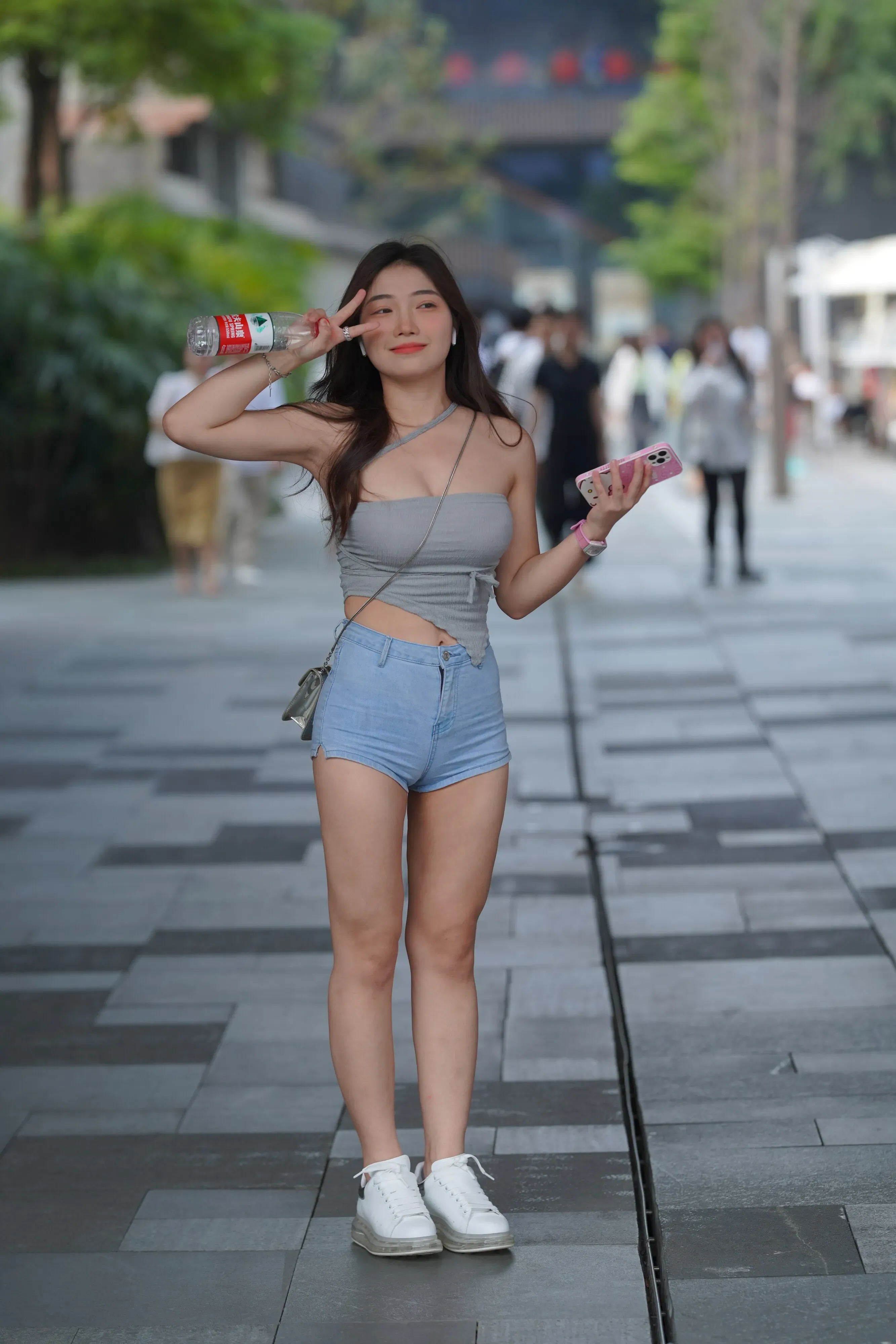 [2025-08-10] 丰腴的牛仔热裤少妇街拍（二） [82P]