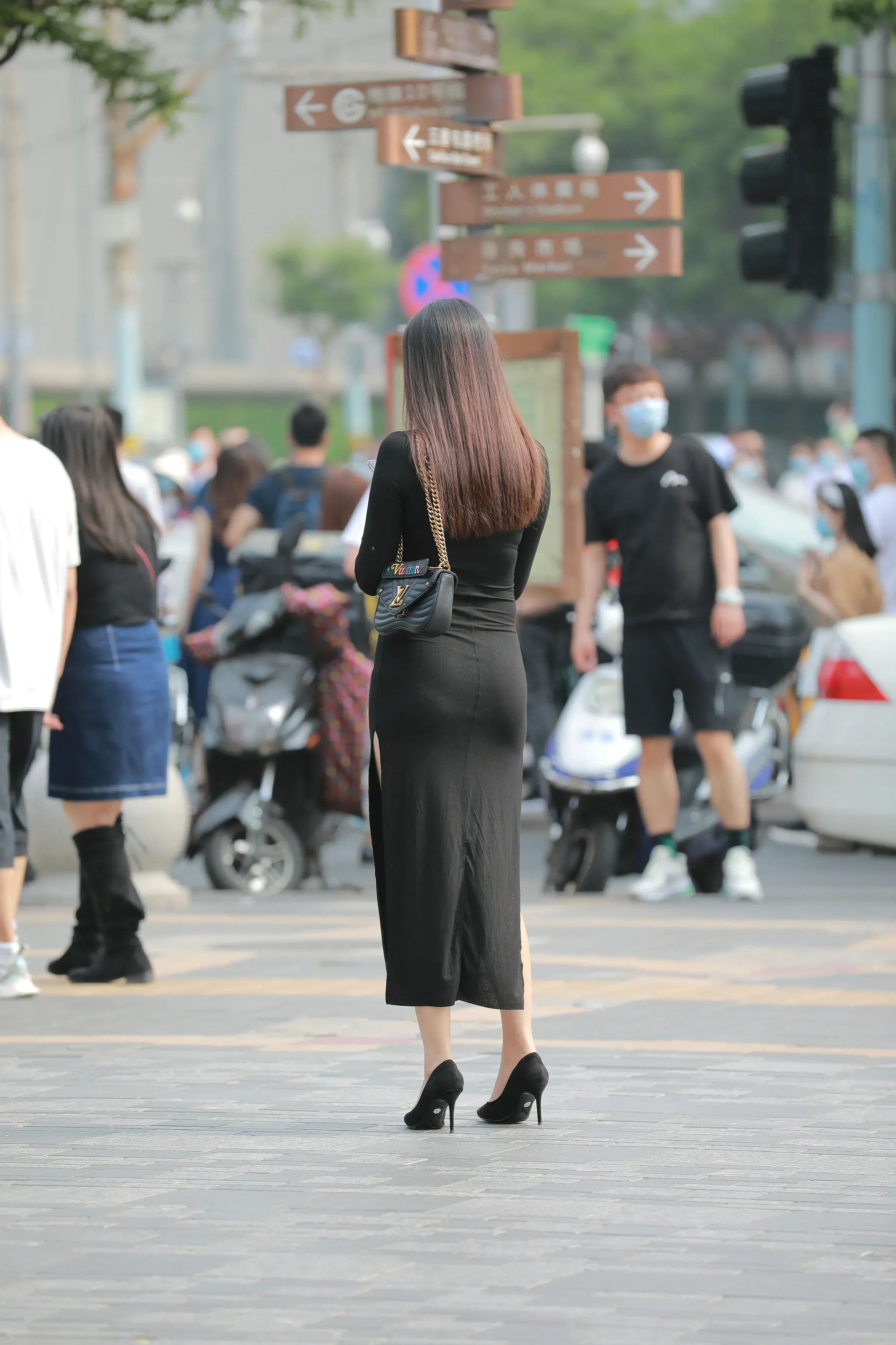 [2025-09-15] 街拍 – 黑色紧身长裙美女 1 [94P]