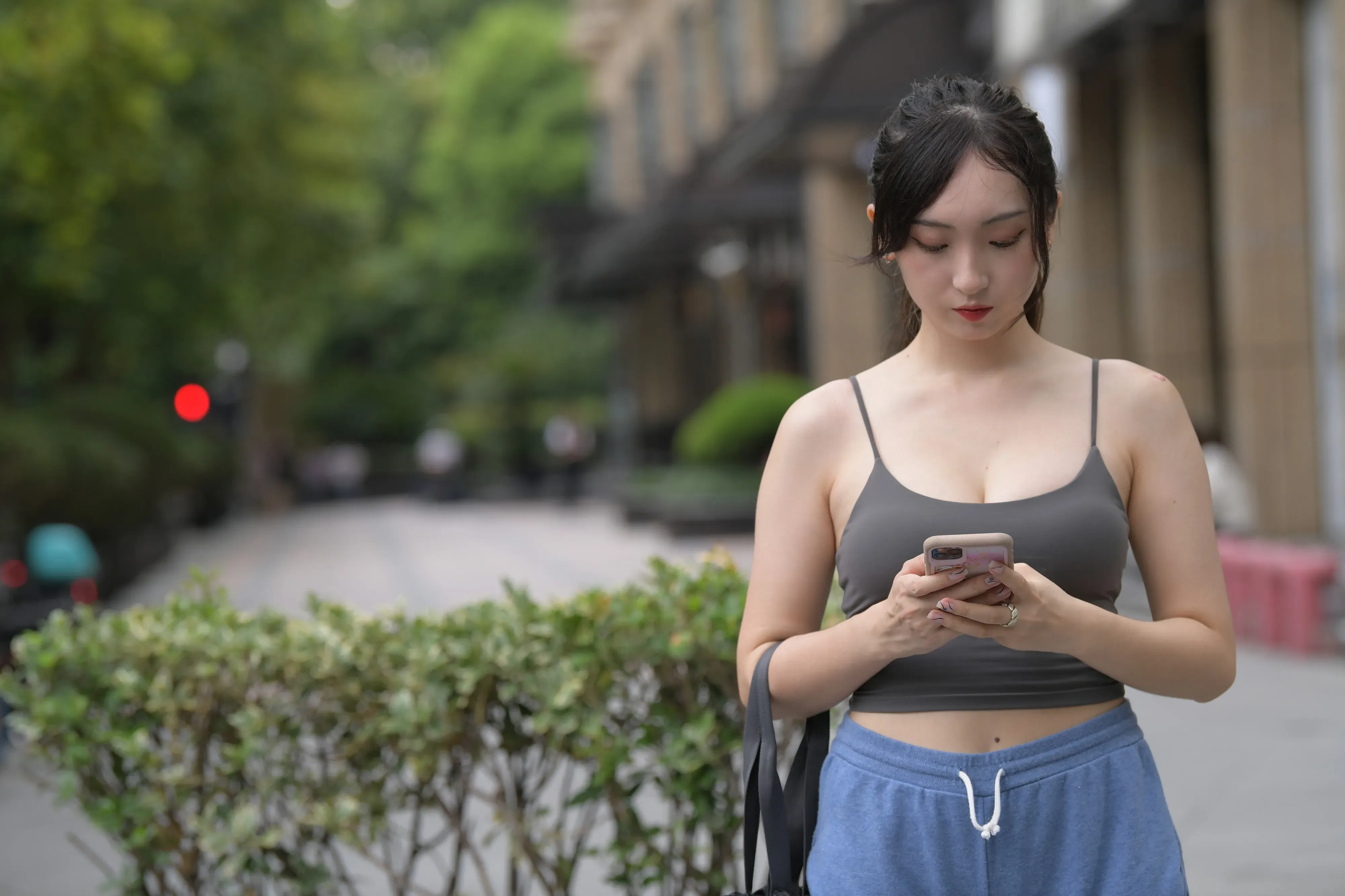 [2025-09-15] 容易动情的女孩（二） [90P]