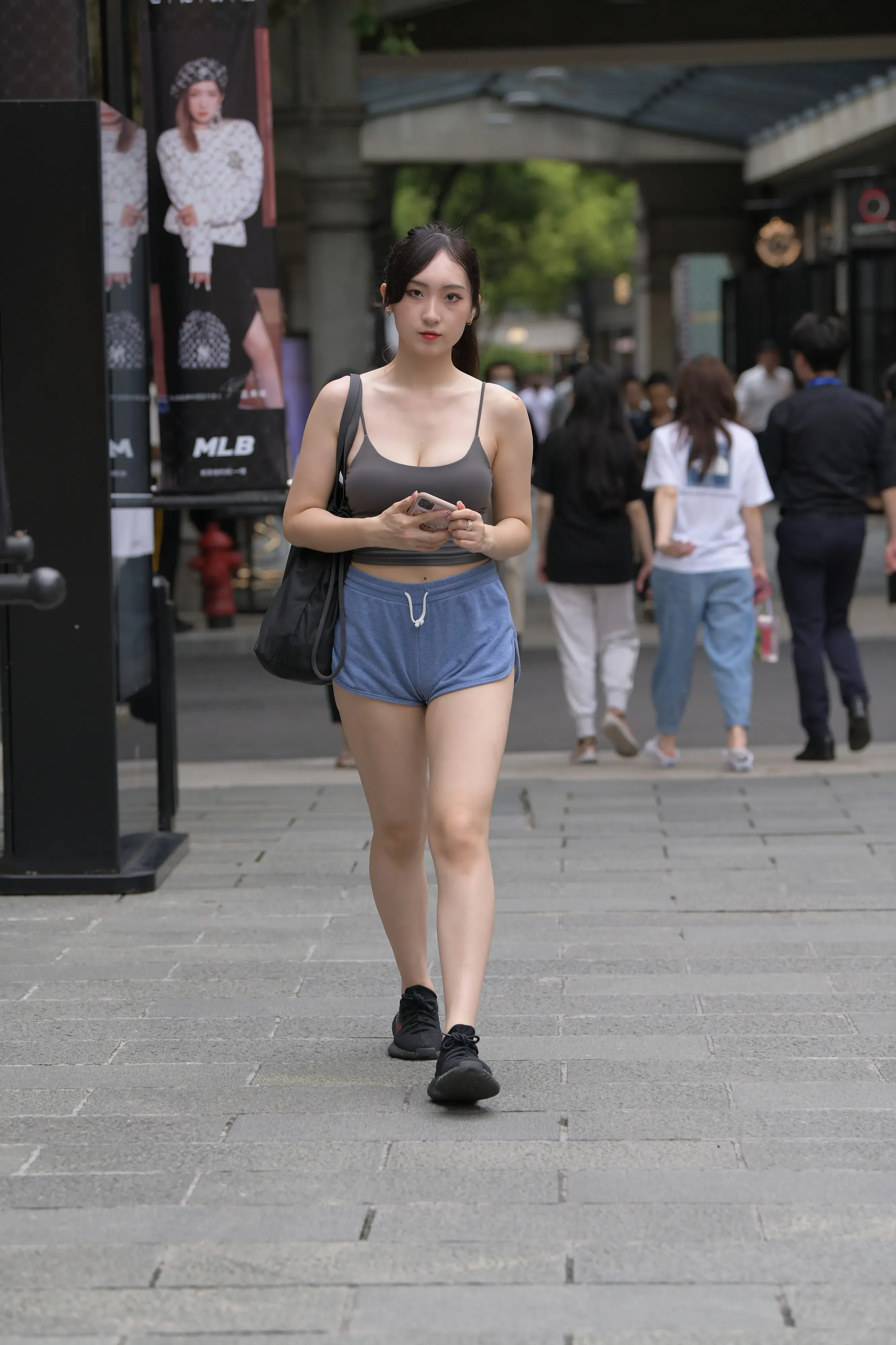 [2025-09-15] 容易动情的女孩（三） [96P]