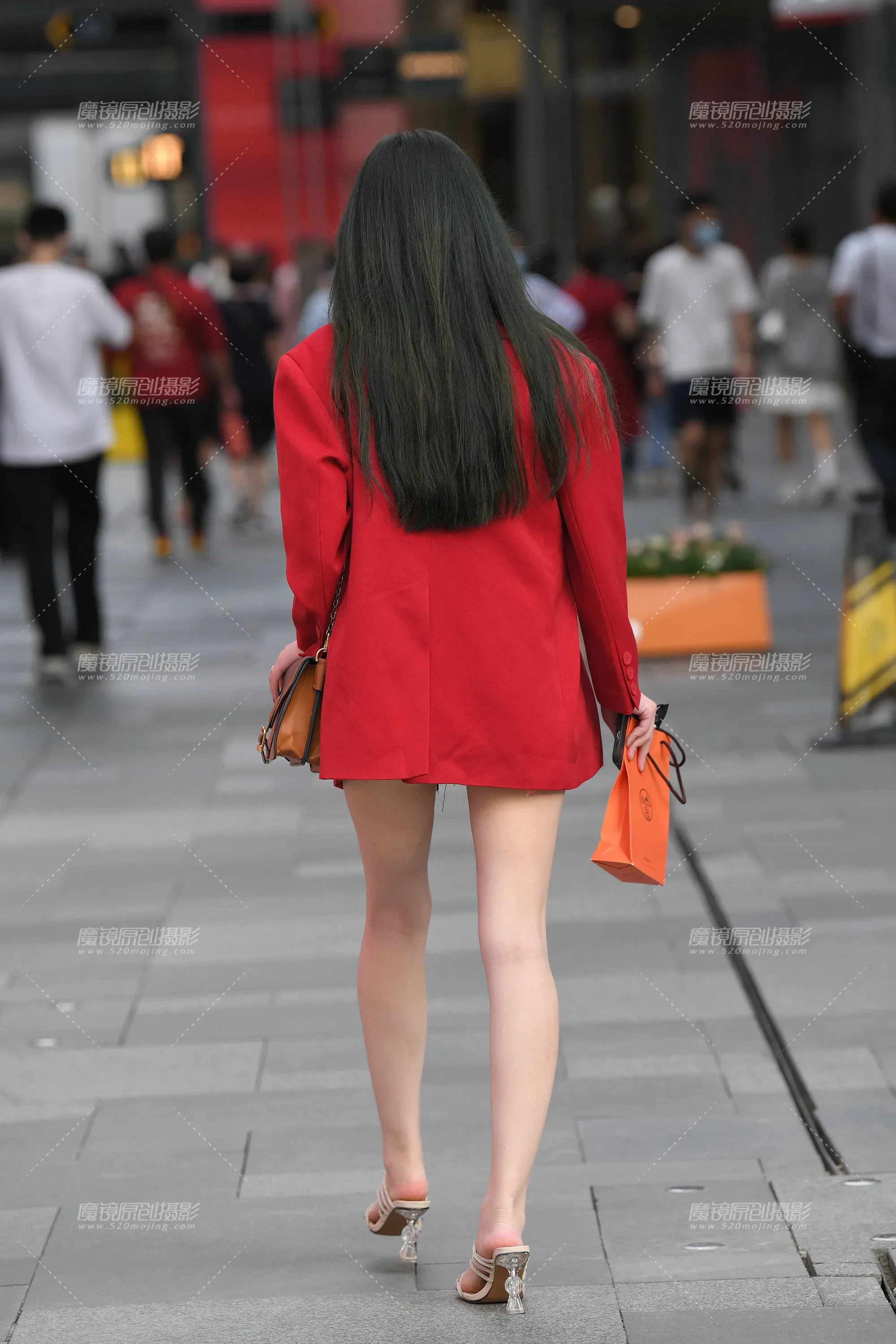 [2025-09-11] 视觉冲击专区 性感嫣红热裤美女 [25P]