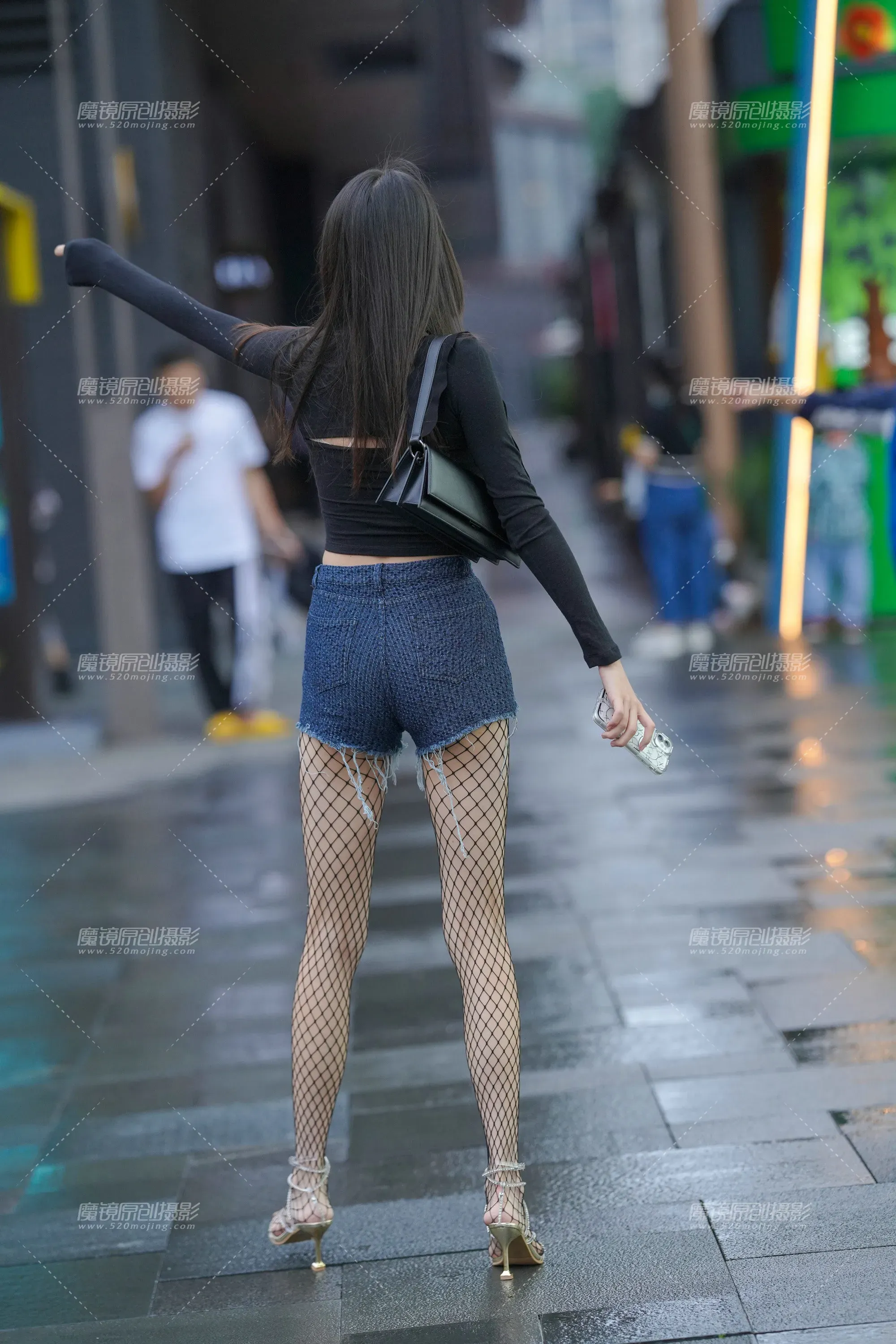 [2025-09-11] 凯恩公爵专区 甜美乖巧的网袜大长腿美眉 [28P]