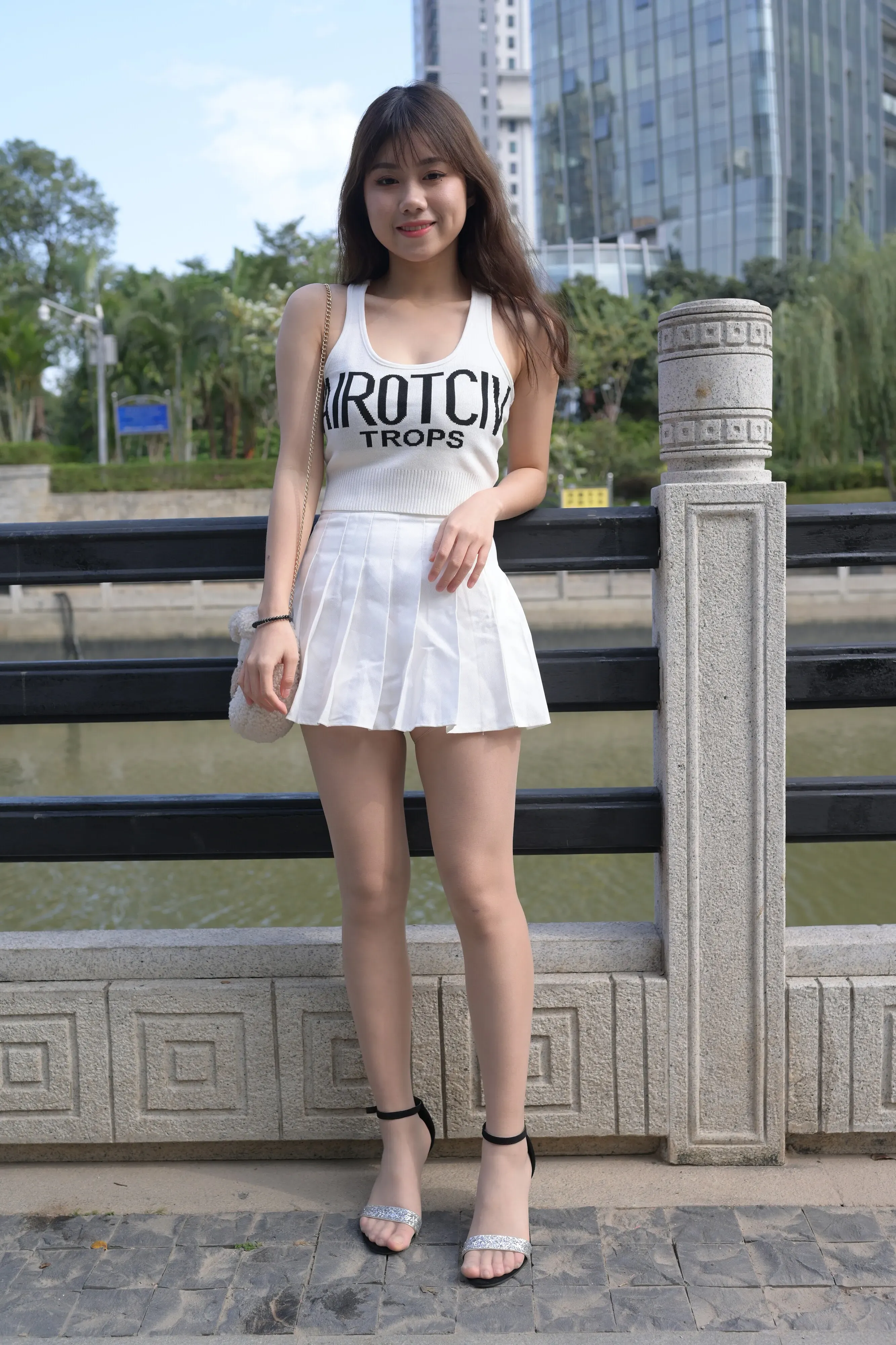 [2025-09-08] 国色美图之非常可人的白色小百褶裙美女3 [112P]